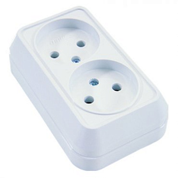 Розетка двойная наружная без заземления белая